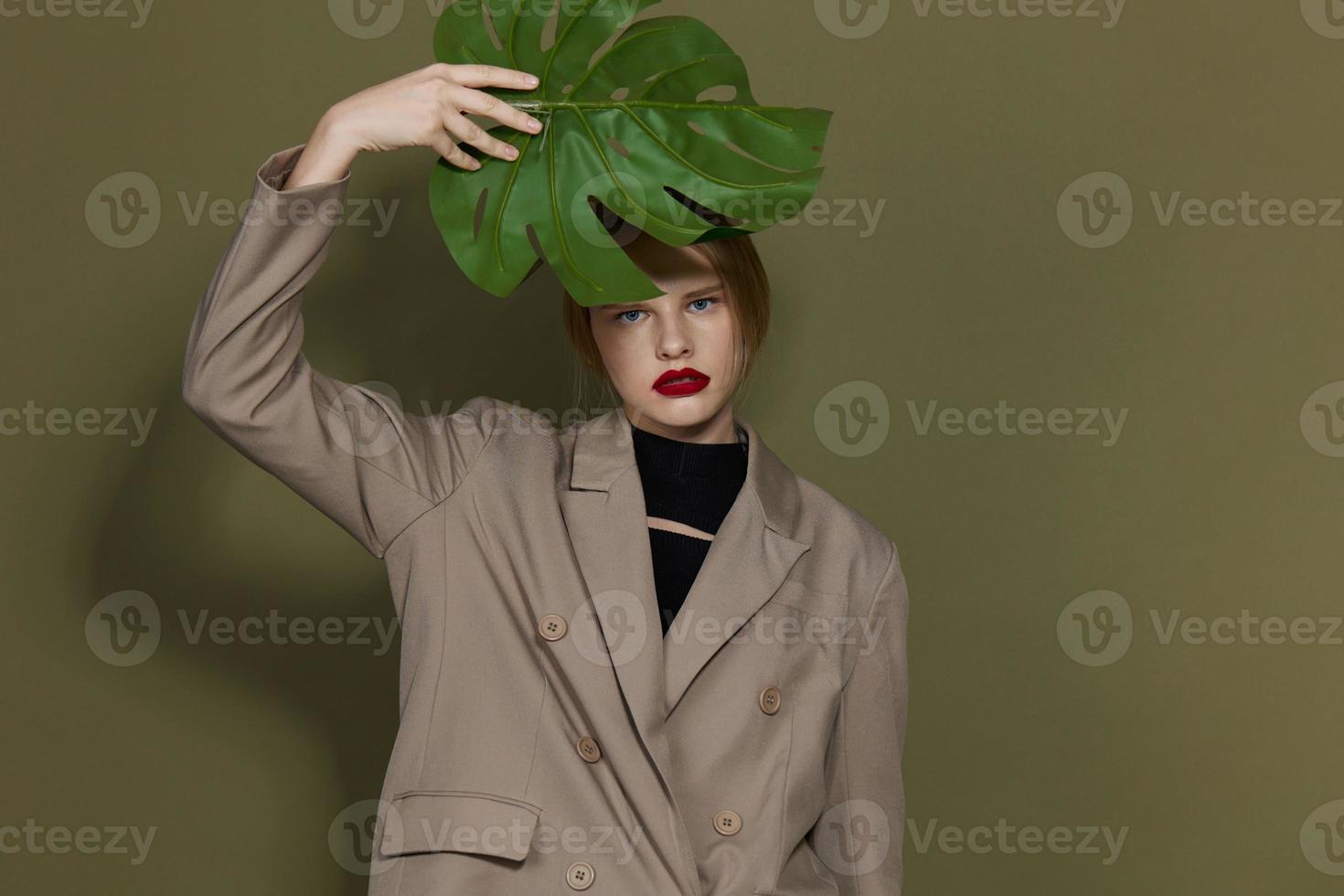 retrato do uma mulher vermelho lábios Palma folha charme moda verde fundo foto