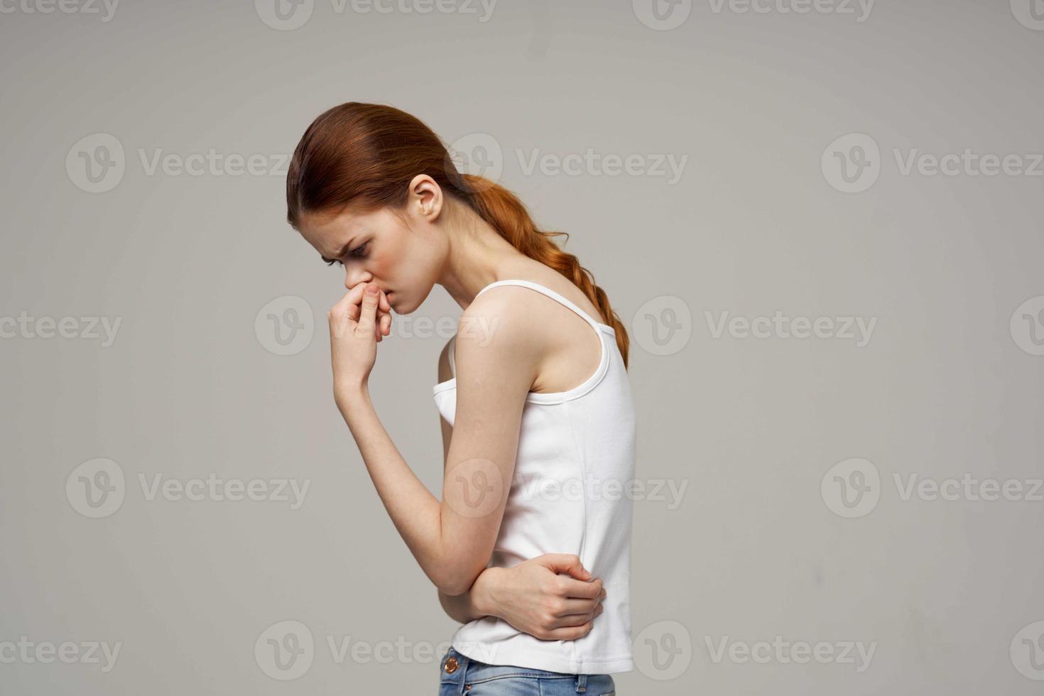 doente mulher virilha dor íntimo doença ginecologia desconforto luz fundo foto