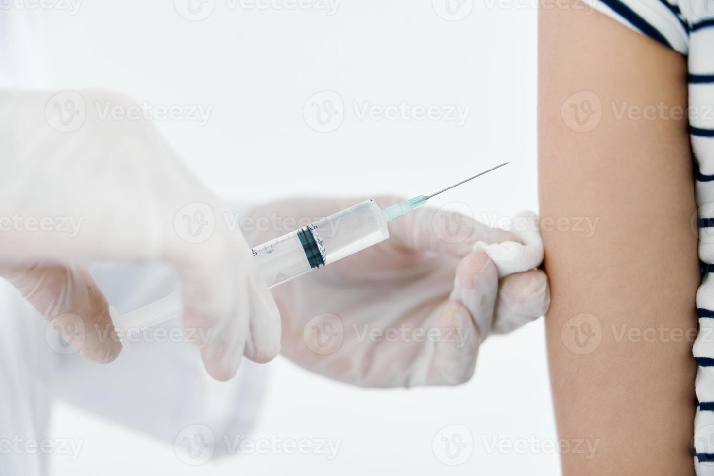 médico dando uma tiro dentro a ombro vacina saúde foto
