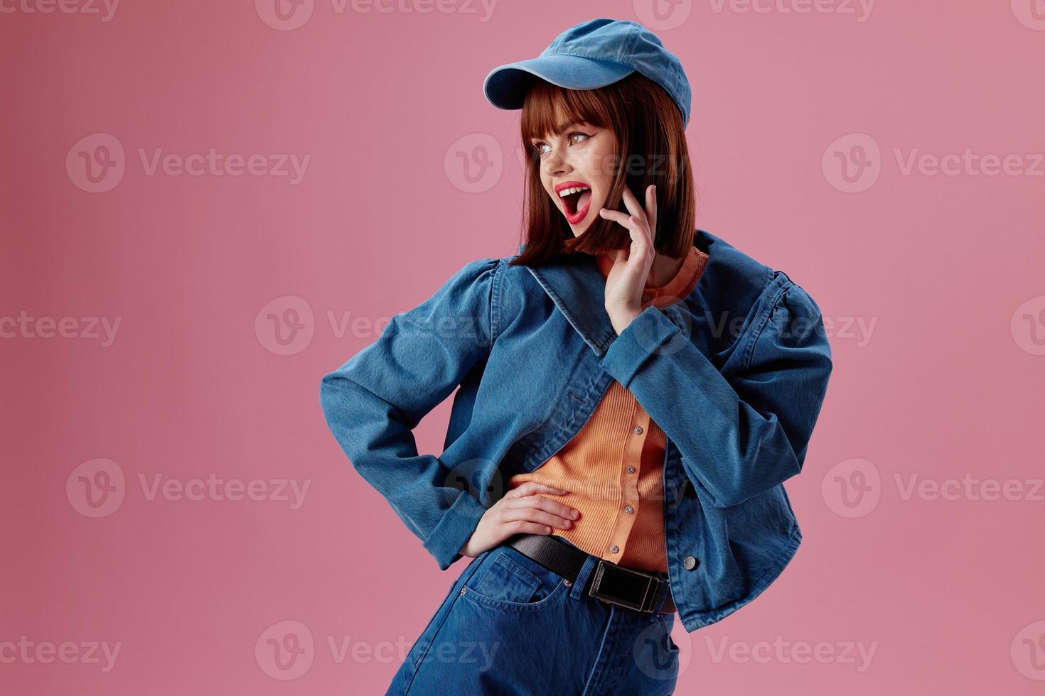 bonita mulher à moda jeans roupas posando Rosa fundo inalterado foto