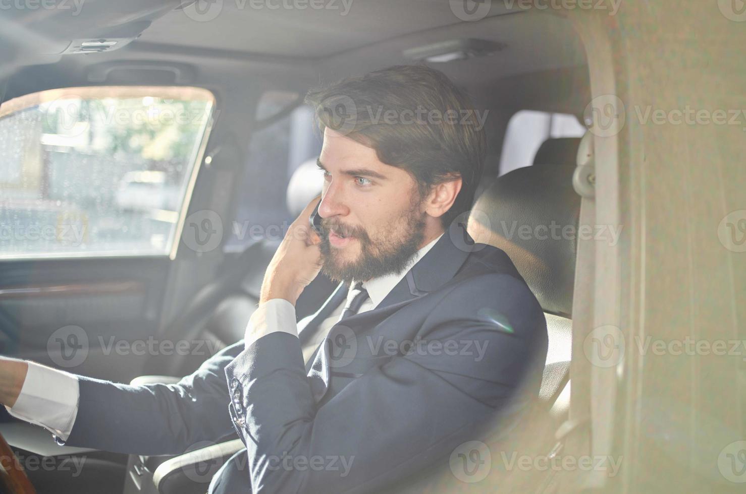 emocional homem oficial passageiro motorista estrada comunicação de telefone foto