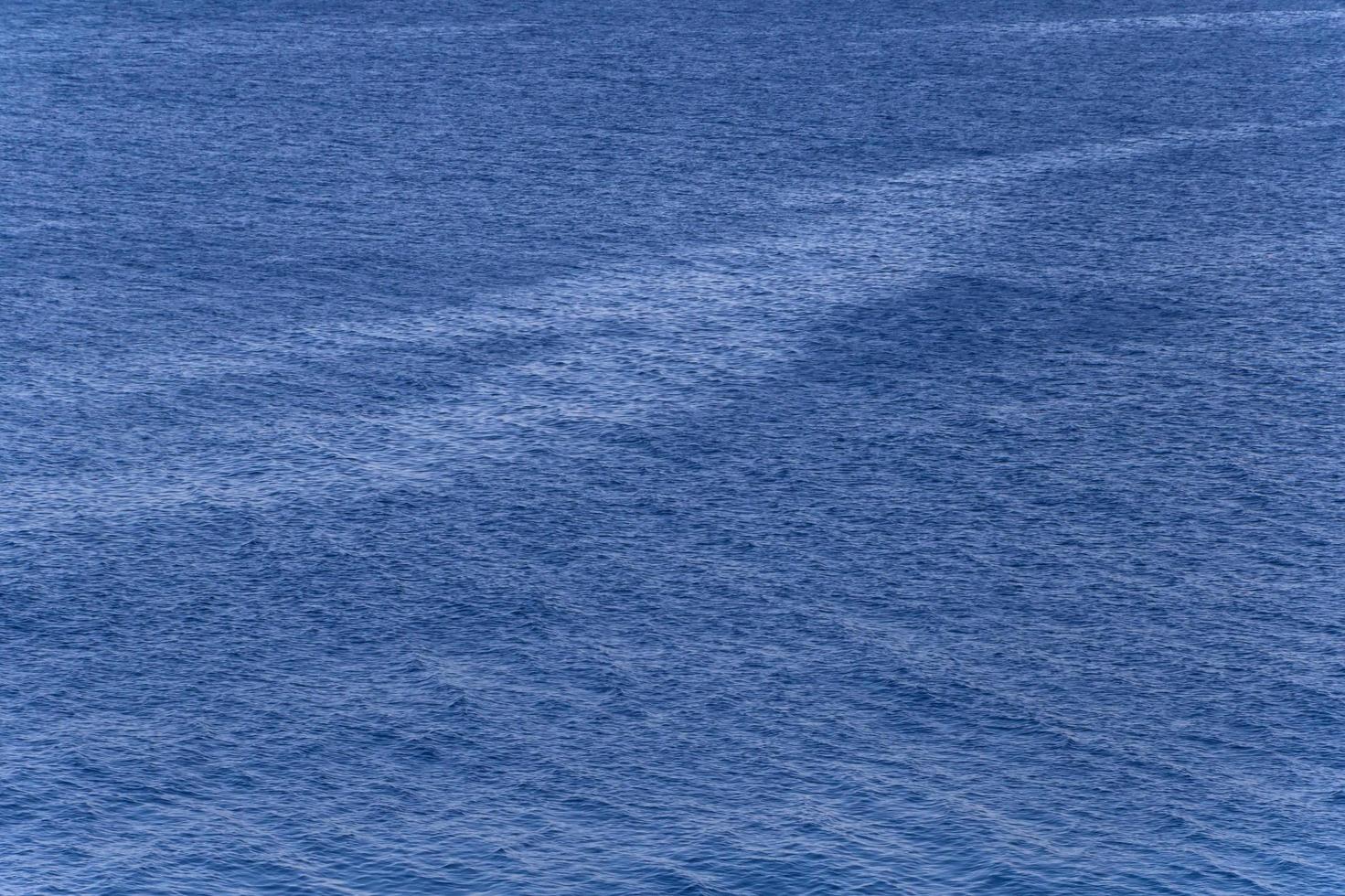 azul abstrato superfície do mar ondas foto