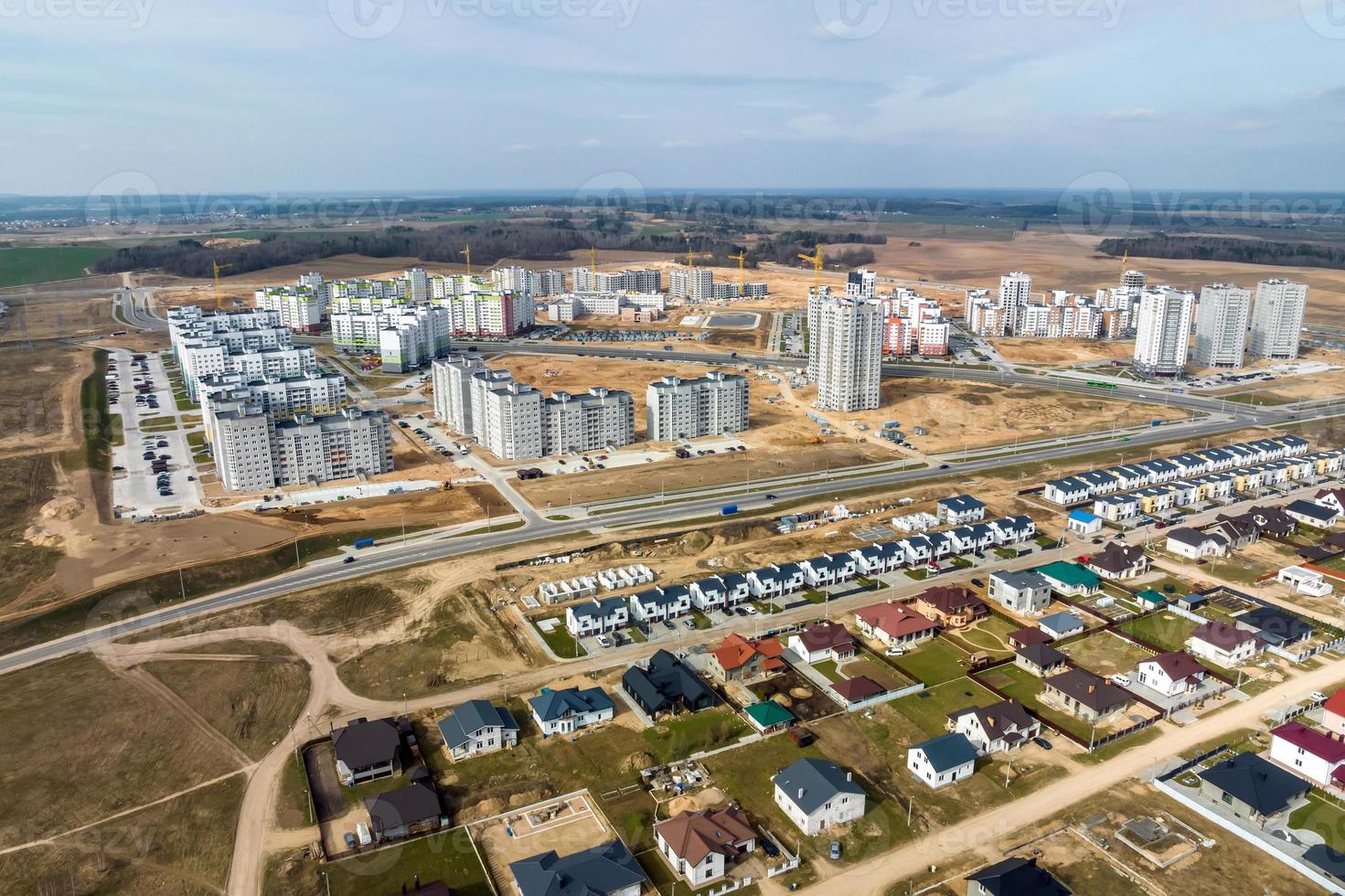 aéreo panorâmico Visão do moderno residencial área do arranha-céus edifícios foto