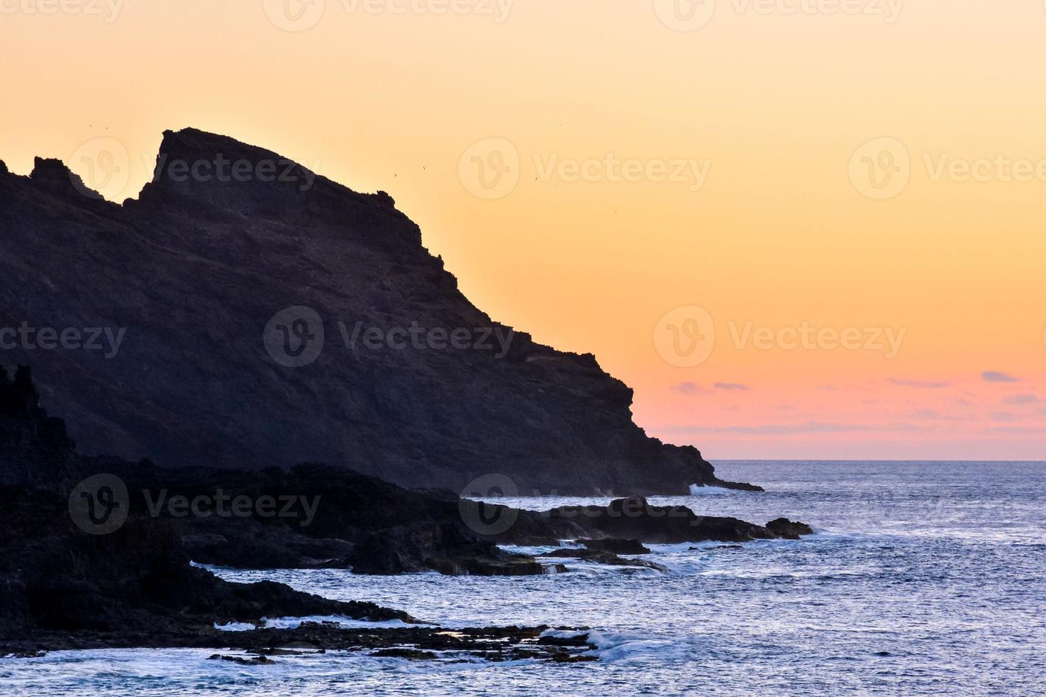 pôr do sol sobre o mar foto