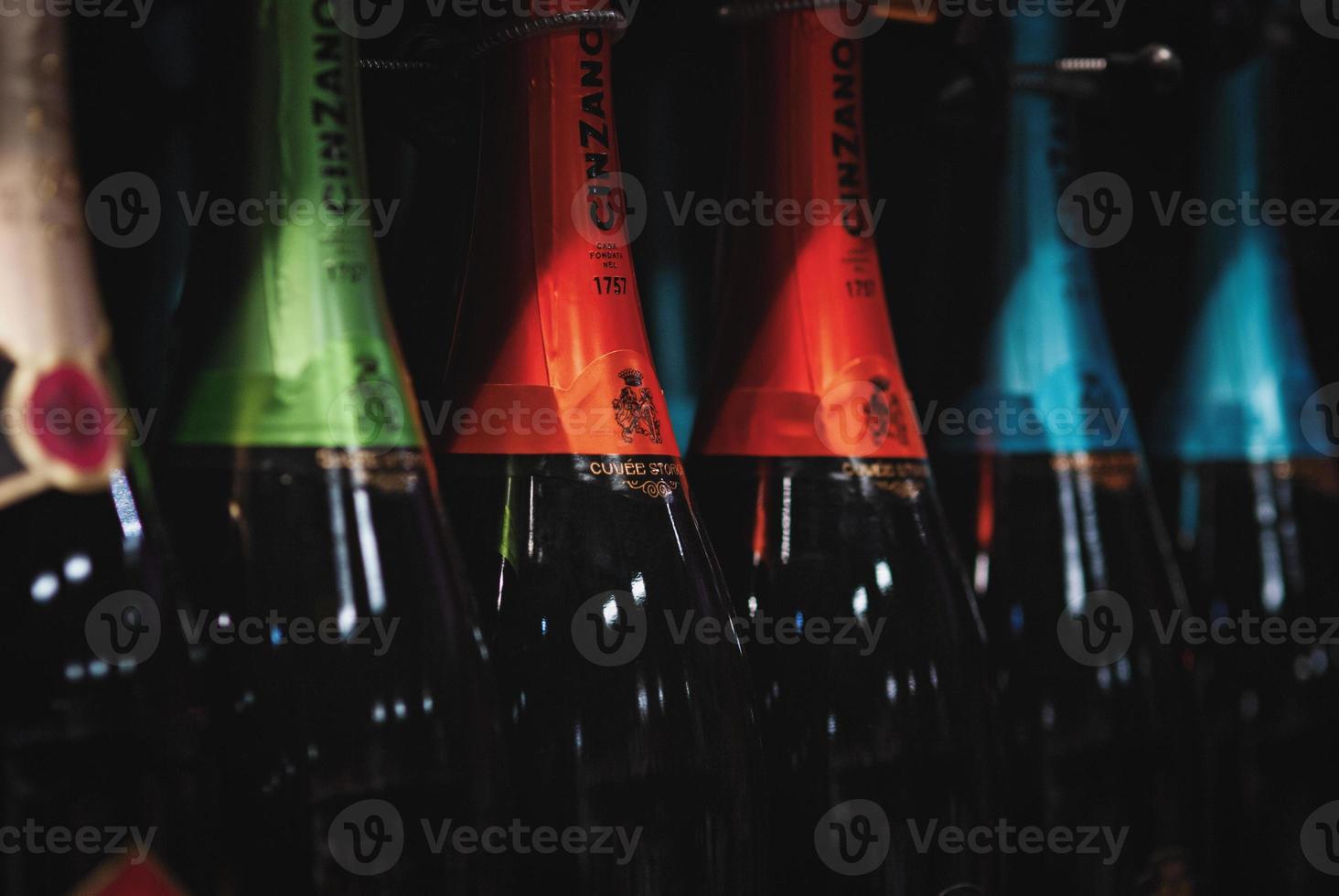 cinzano prosecco espumante vinho dentro colorida garrafas em a prateleira, Moscou 22 nov 2021 foto