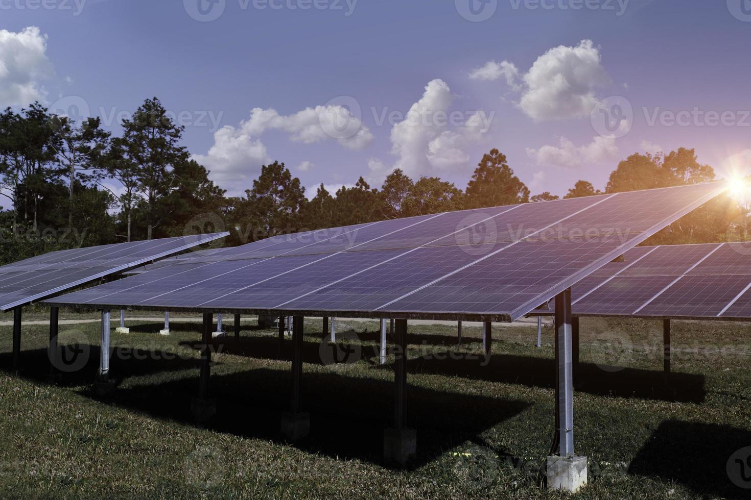 painel solar, fotovoltaica, fonte de eletricidade alternativa. recursos sustentáveis. conceito de energia de energia alternativa. foto