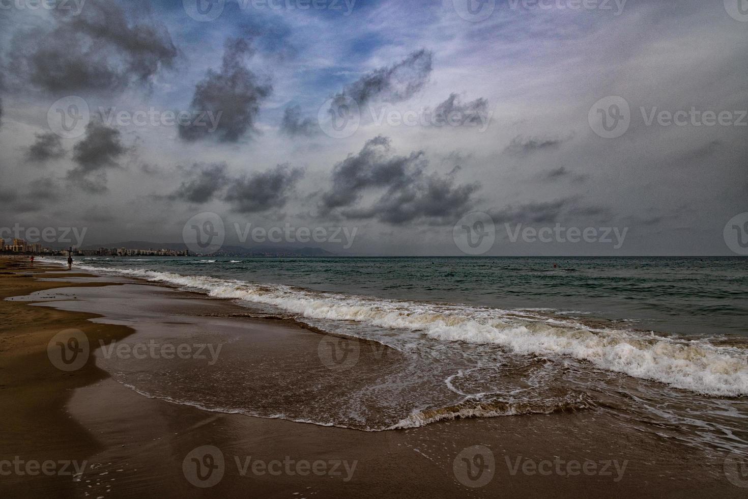 beira-mar panorama Paz e quieto em uma ensolarado caloroso dia foto