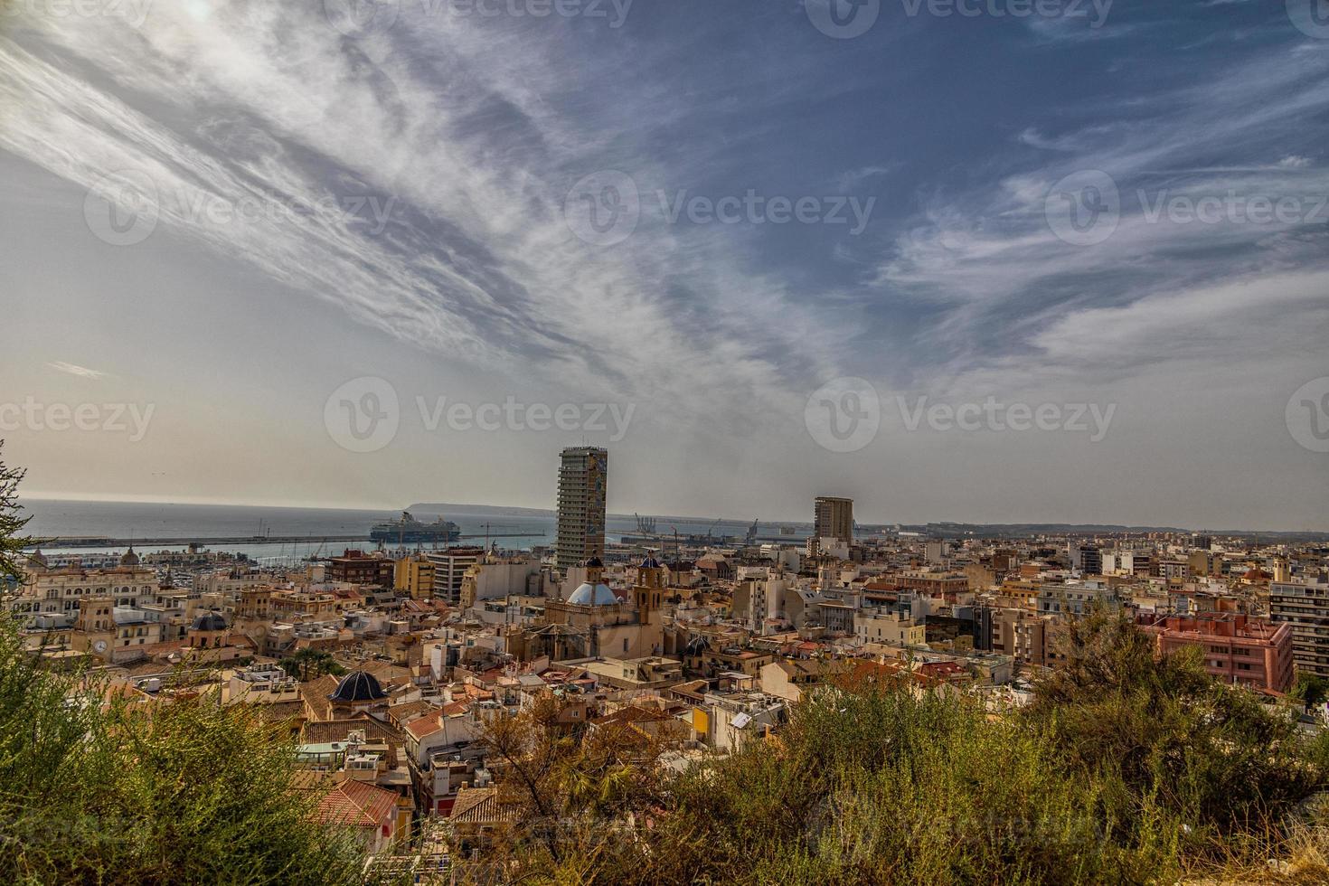 panorama do a cidade do alicante panorama a partir de a ponto de vista do a cidade e a porta em uma caloroso ensolarado dia foto