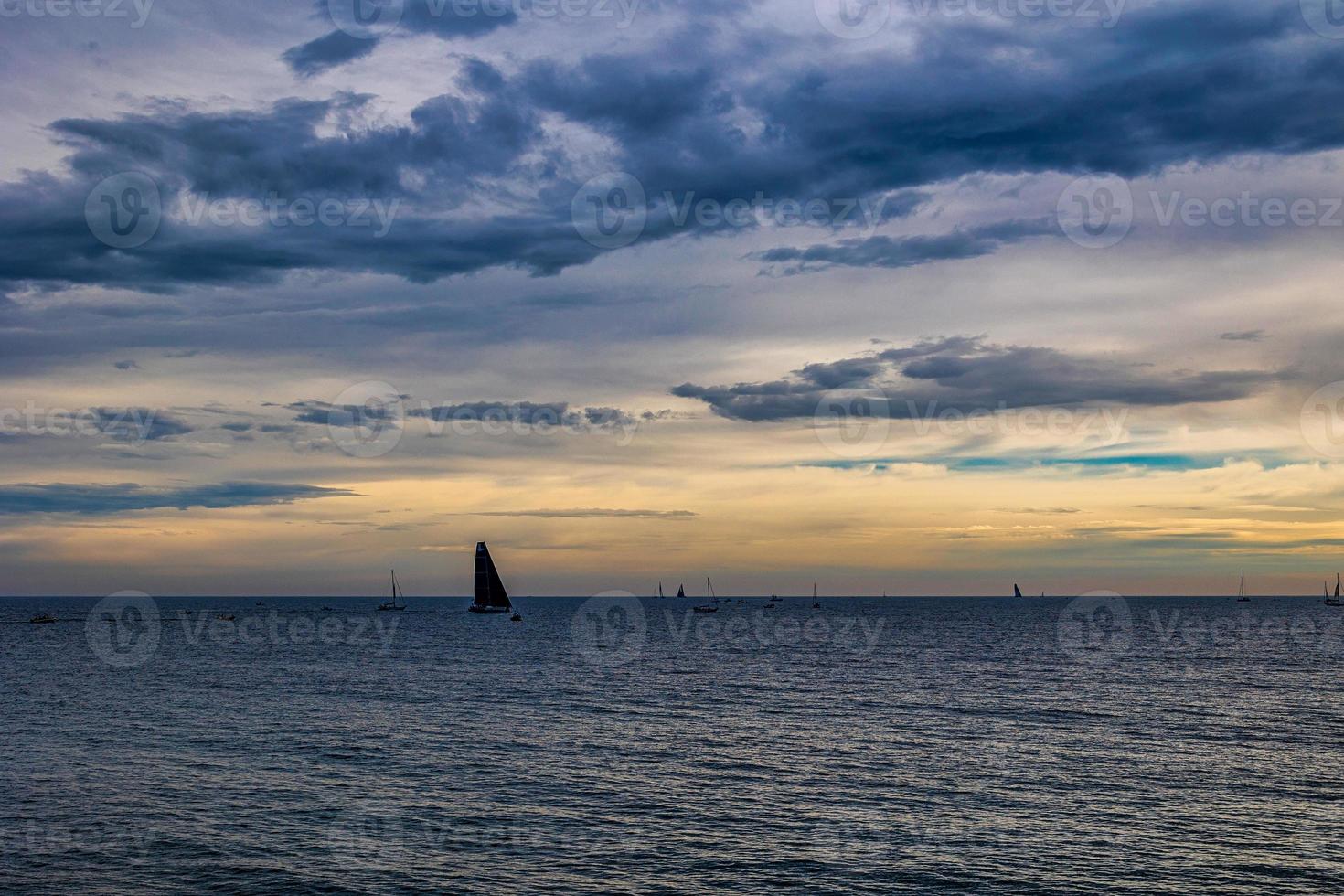 beira-mar panorama com nuvens e barco a vela em a horizonte alicante Espanha foto