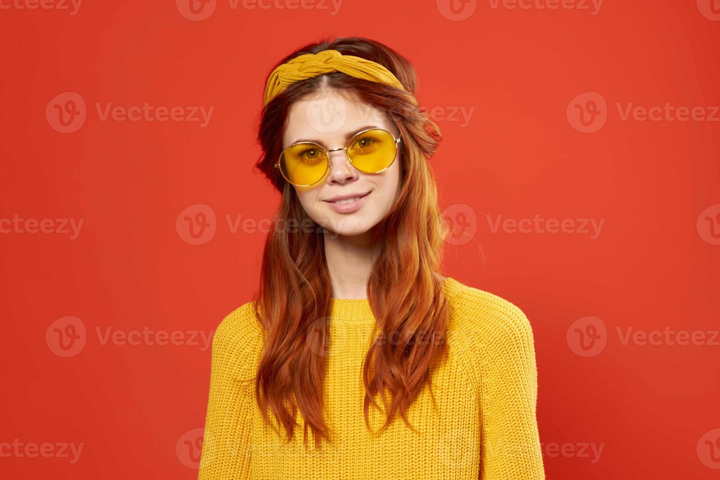 mulher dentro amarelo suéter hippie acessórios retro estilo vermelho fundo foto