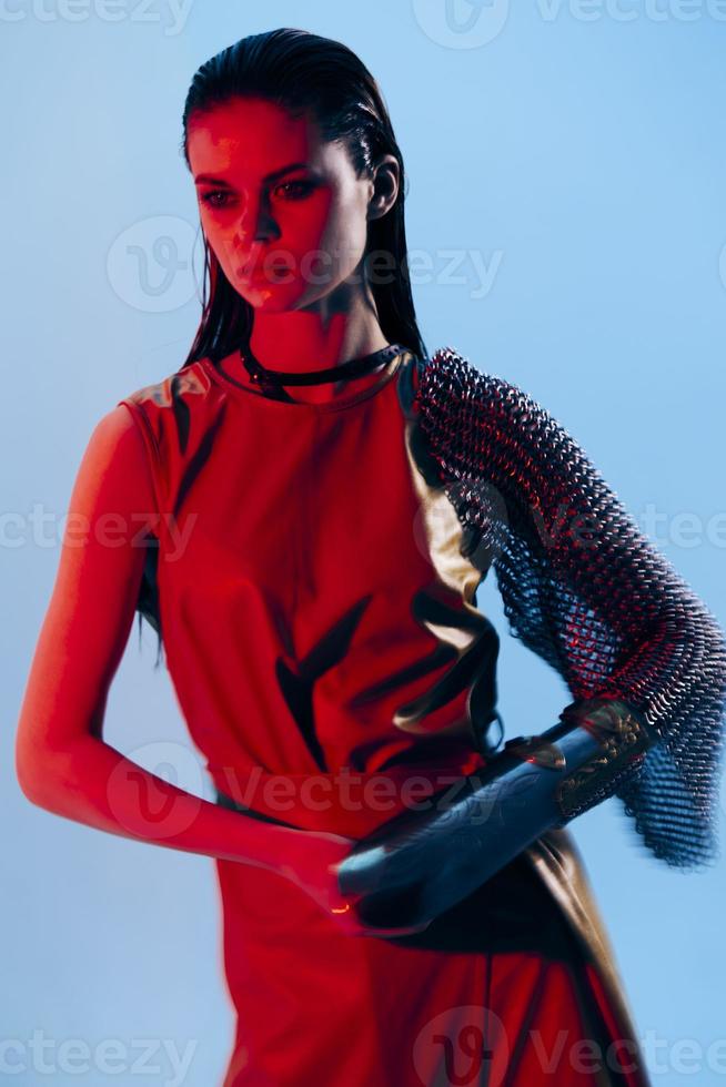 jovem mulher vermelho luz prata armaduras cadeia enviar moda estilo de vida inalterado foto