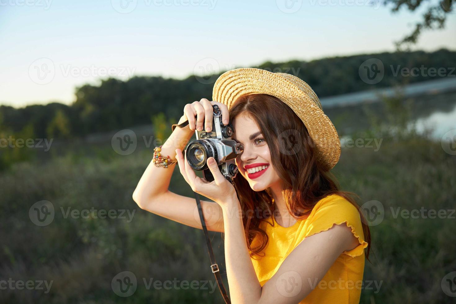 mulher com chapéu em dela cabeça sorrir natureza instantâneo foto