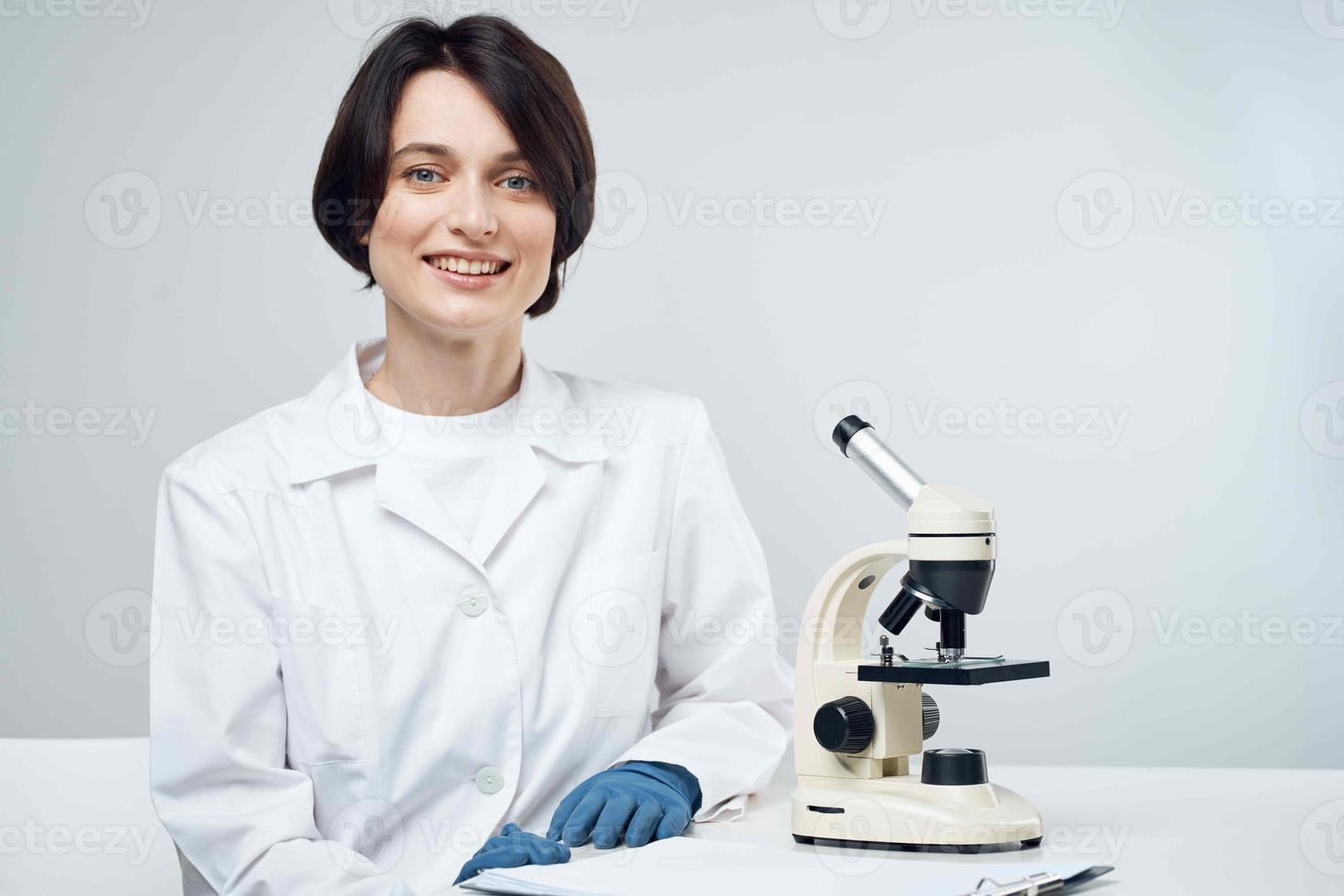 mulher cientista laboratório microscópio biotecnologia pesquisa foto