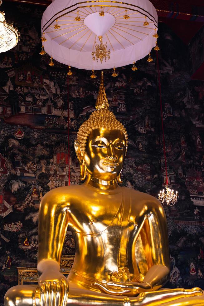 Bangkok, tailândia, 2023. frente Visão do dourado Buda estátua dentro wat suthat então wararam. lindo estilo budista estátua. foto