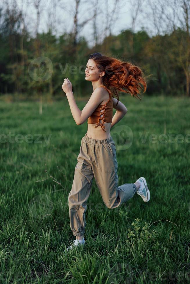 a Atlético mulher corre e trens dela corpo antes a verão estação dentro a parque foto