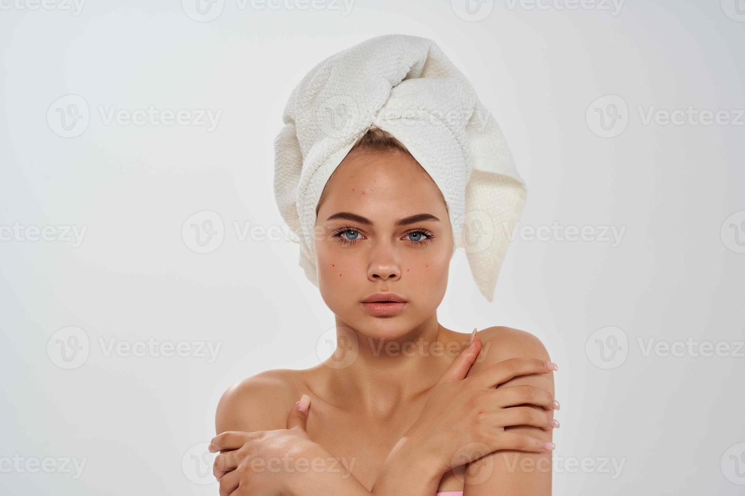 desapontado mulher com nu ombros dermatologia luz fundo foto