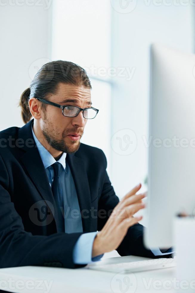 o negócio homem vestindo óculos trabalhos escrivaninha computador escritório Gerente foto