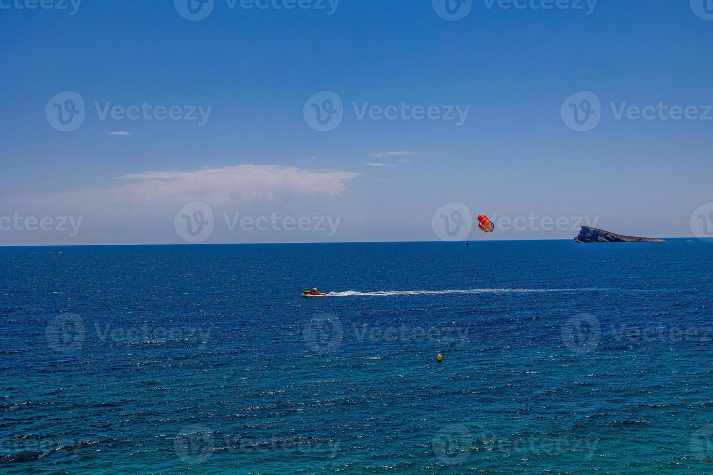 panorama de praia dentro Benidorm Espanha em uma caloroso verão feriado dia foto