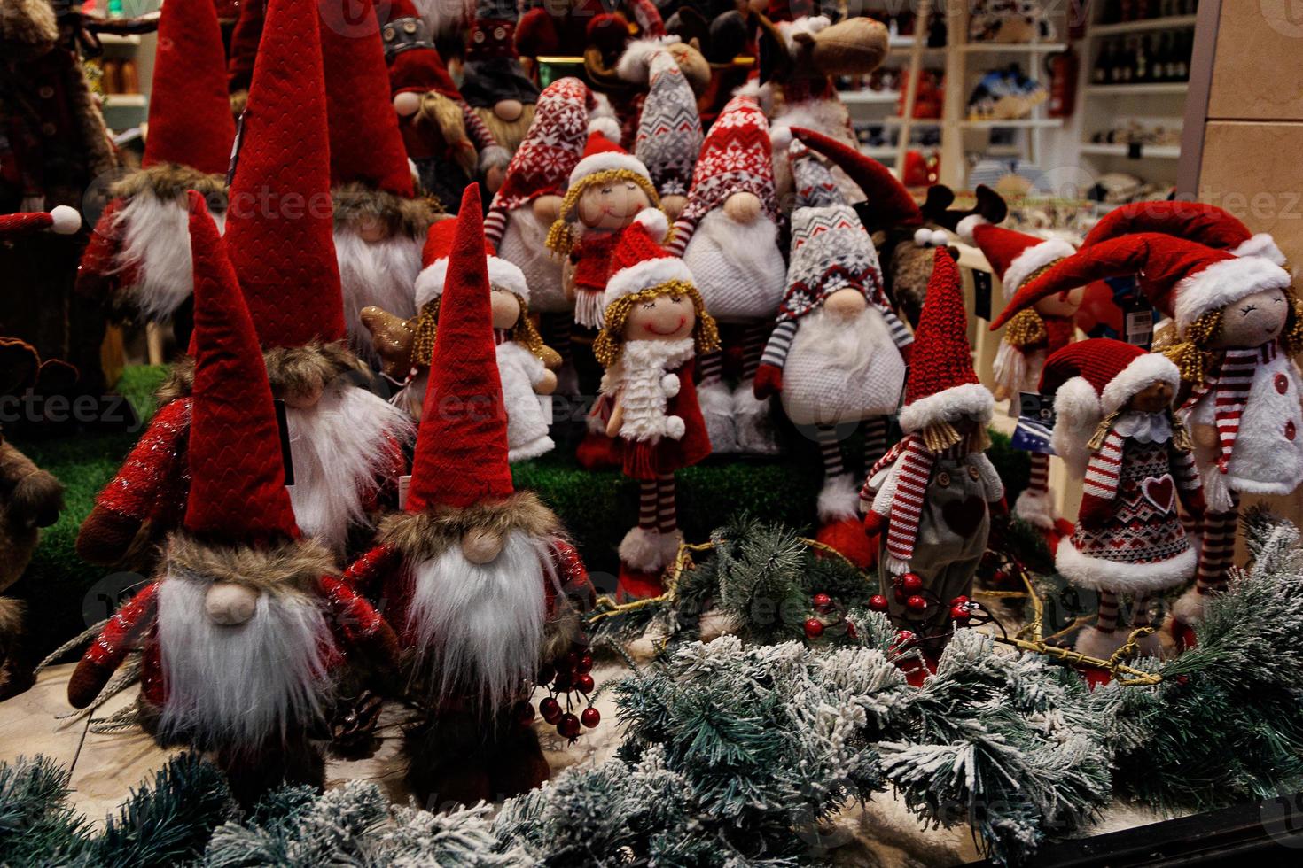 pelúcia Natal elfos dentro vermelho chapéus fundo foto