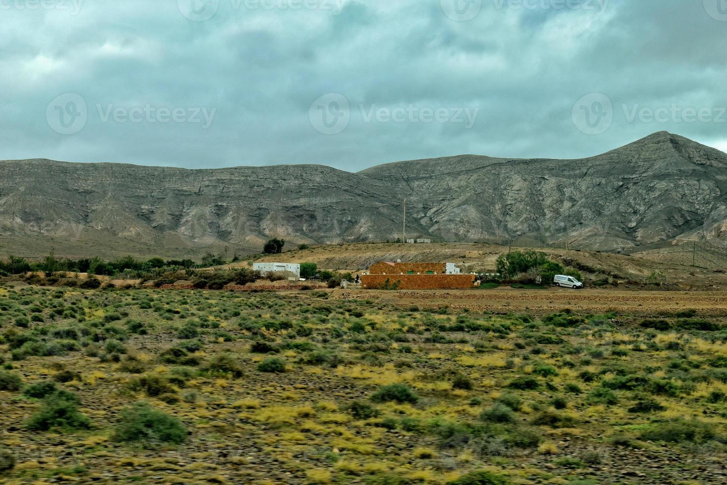 esvaziar misterioso montanhoso panorama a partir de a Centro do a canário ilha espanhol fuerteventura com uma nublado céu foto