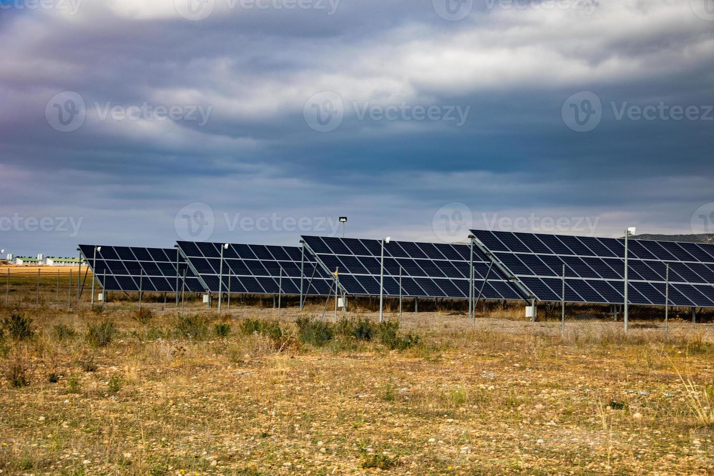 panorama com ecológico solar painéis lado de fora a cidade em uma dia foto