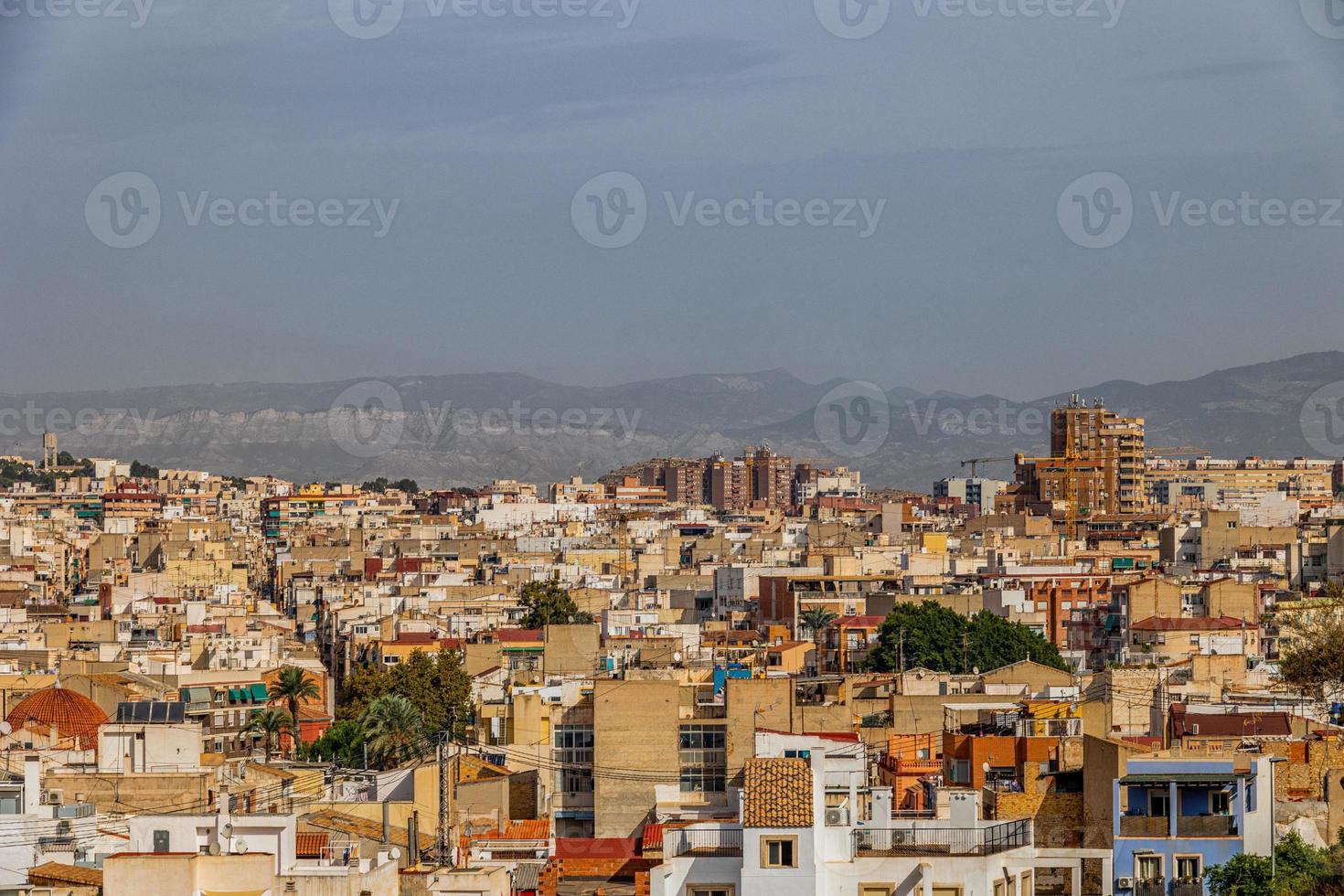 Visão em uma ensolarado dia do a cidade e colorida edifícios a partir de a ponto de vista alicante Espanha foto