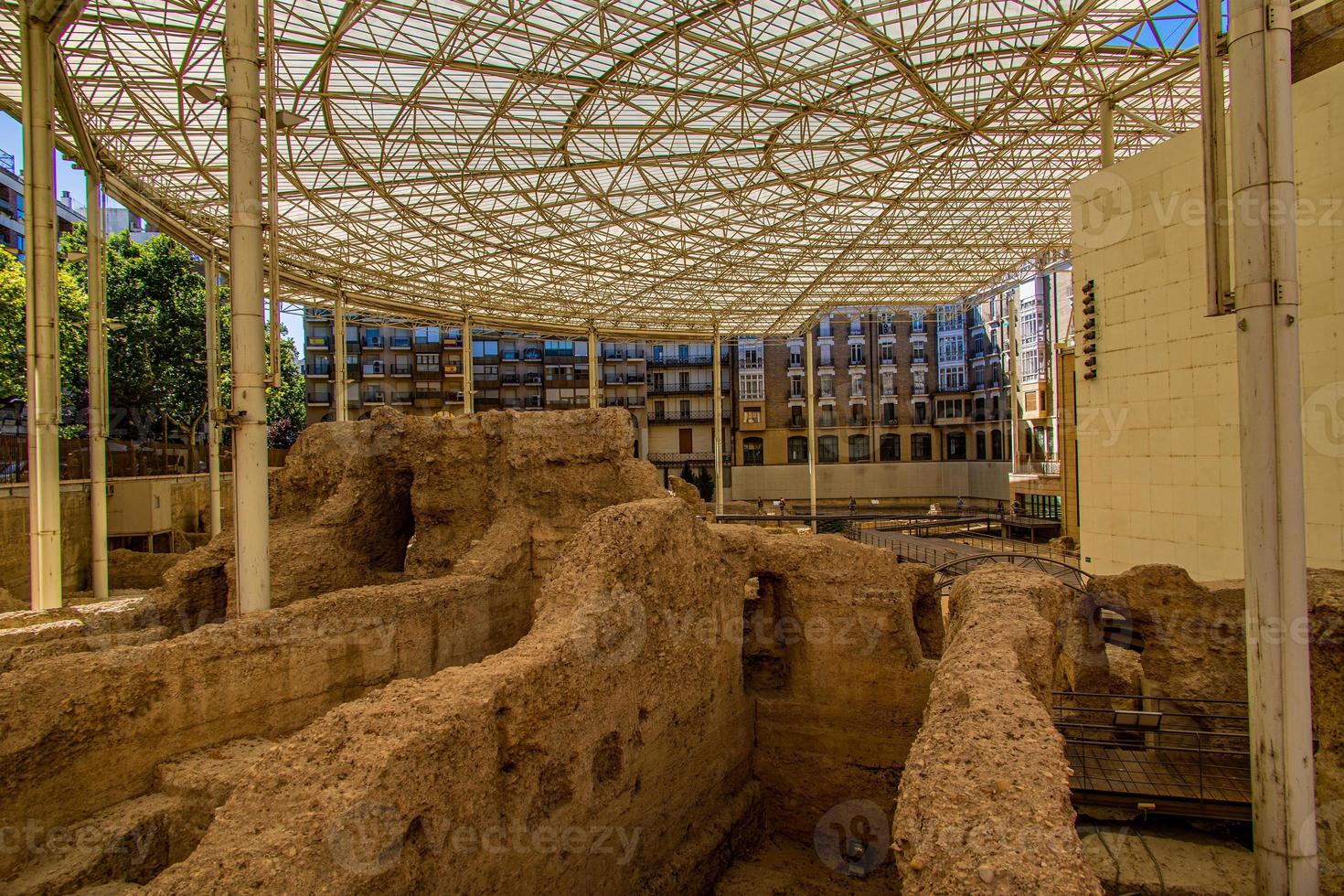 lindo ruínas do a antigo romano anfiteatro dentro Zaragoza Espanha museo del teatro de cesaraugusta foto