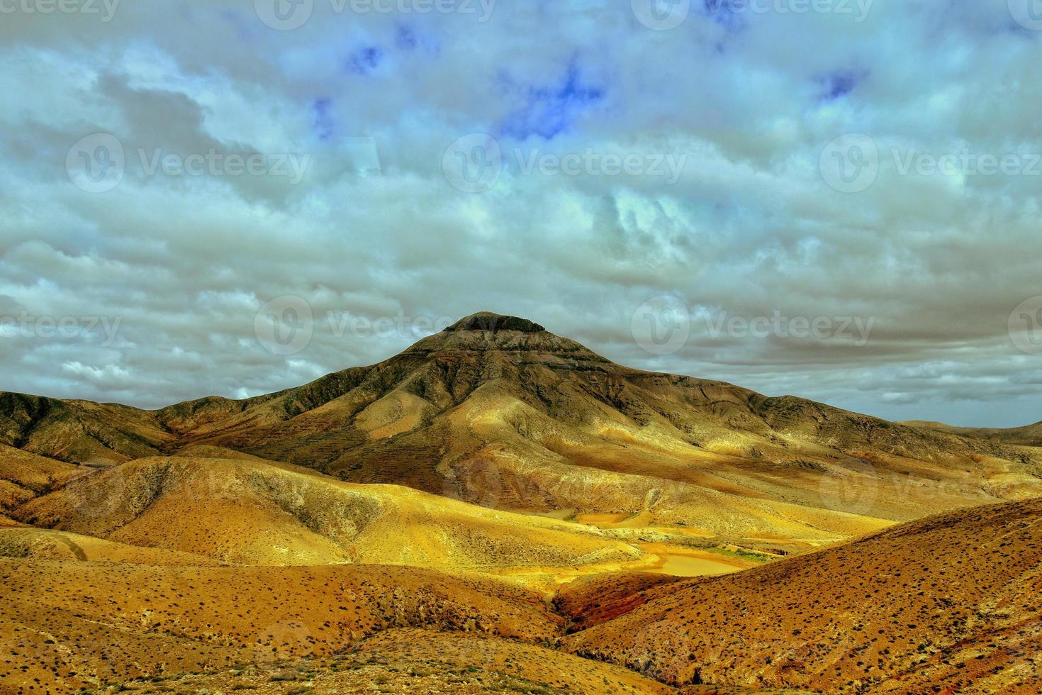 esvaziar misterioso montanhoso panorama a partir de a Centro do a canário ilha espanhol fuerteventura com uma nublado céu foto