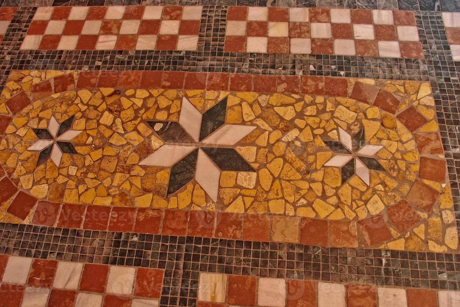 interessante original espanhol estilo mosaico chão dentro uma construção foto