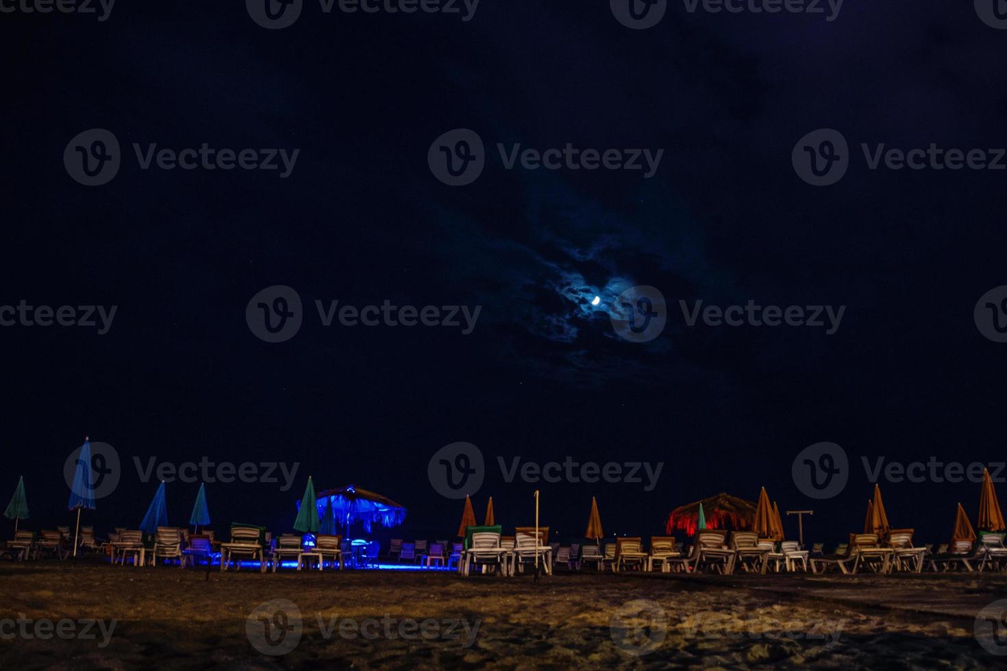 noite Visão do a turco cidade do alanya com luzes em a Colina foto