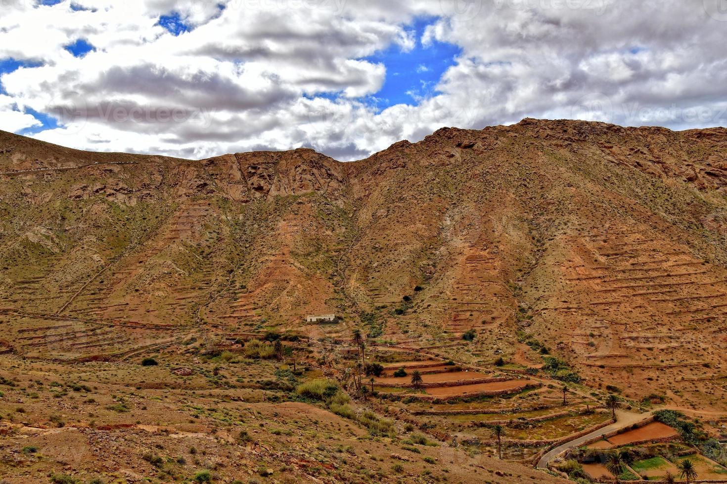 esvaziar misterioso montanhoso panorama a partir de a Centro do a canário ilha espanhol fuerteventura com uma nublado céu foto