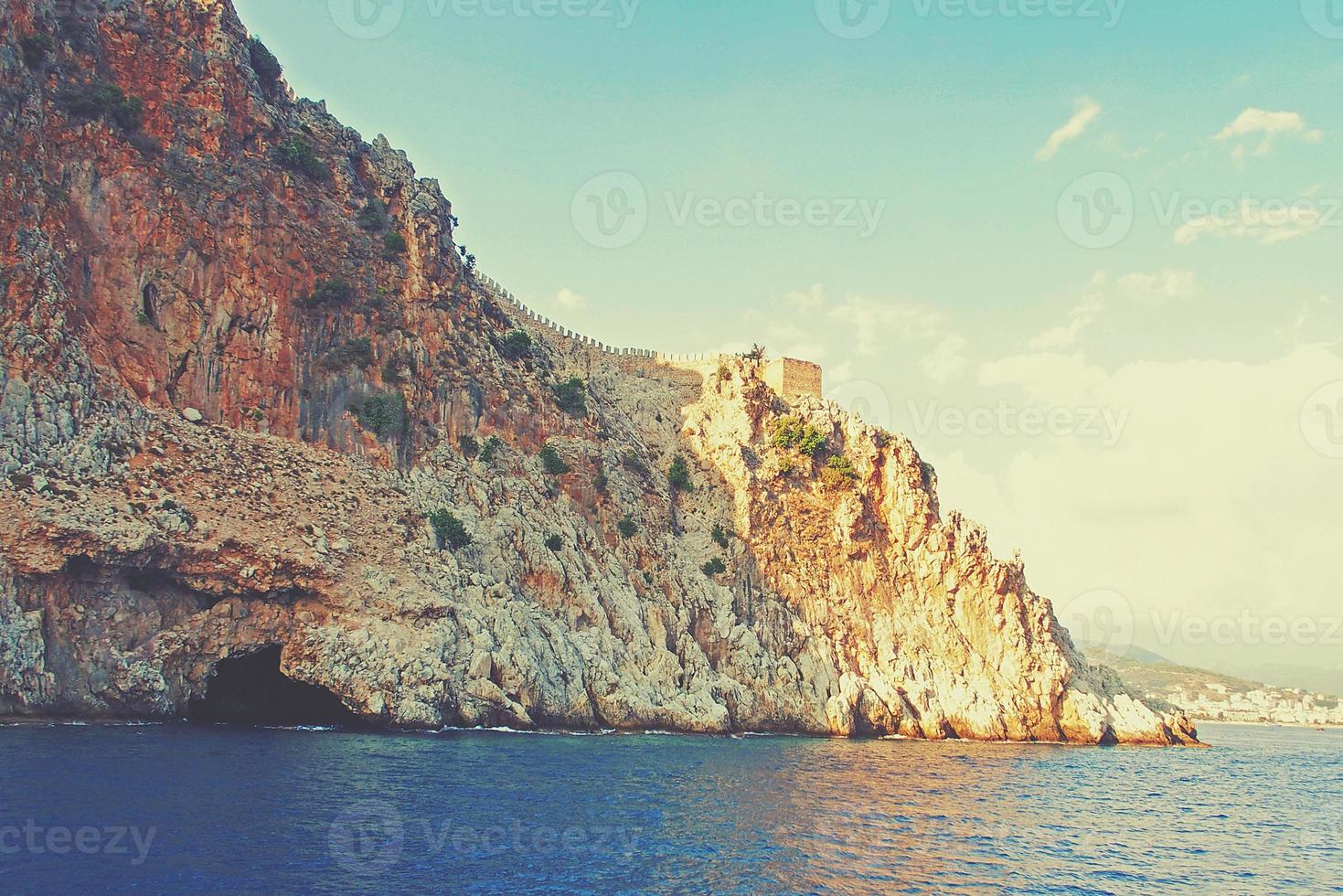 Mediterrâneo panorama e pedras dentro a turco cidade do alanya em uma caloroso verão tarde foto