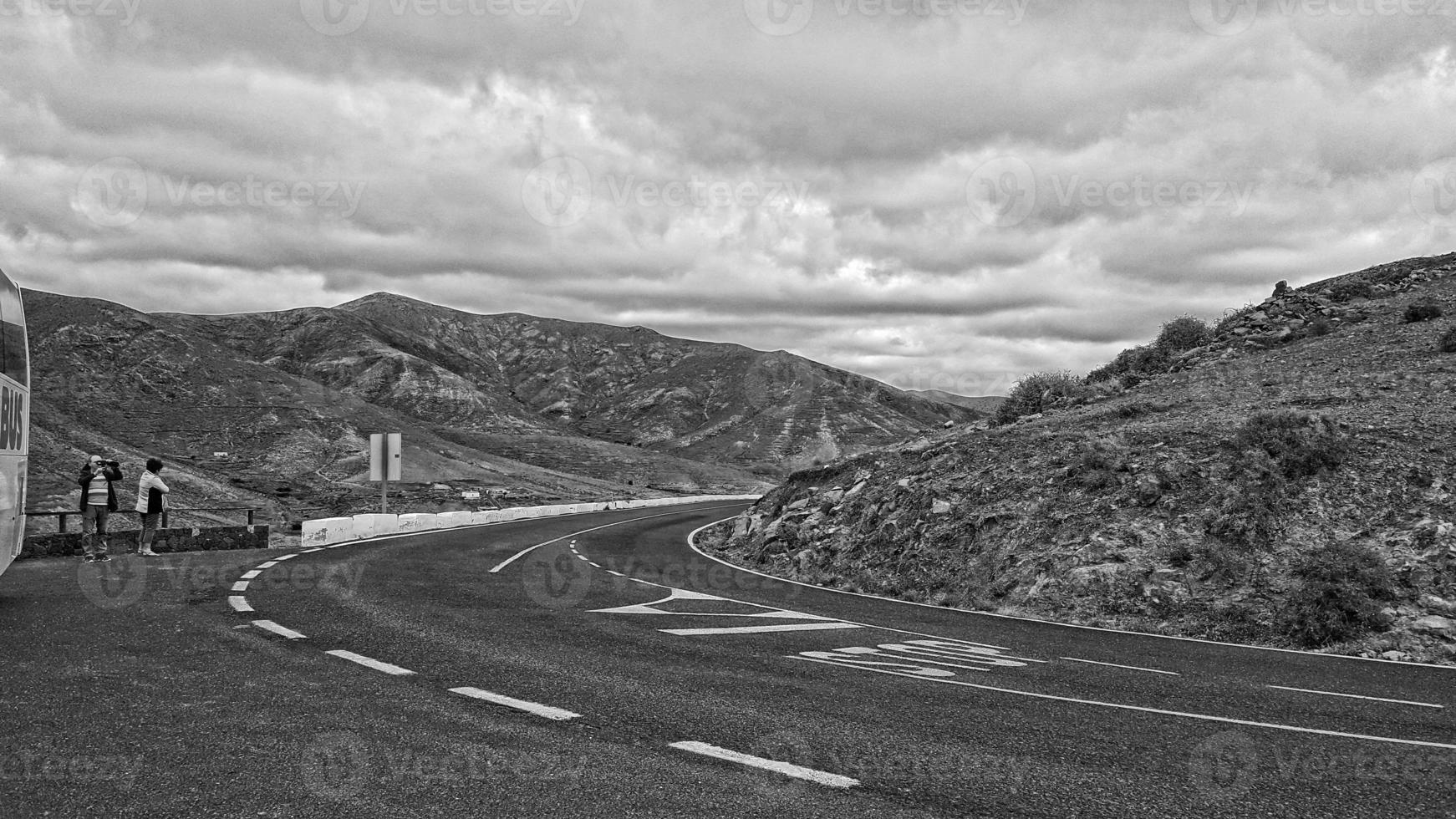 esvaziar misterioso montanhoso panorama a partir de a Centro do a canário ilha espanhol fuerteventura com uma nublado céu foto