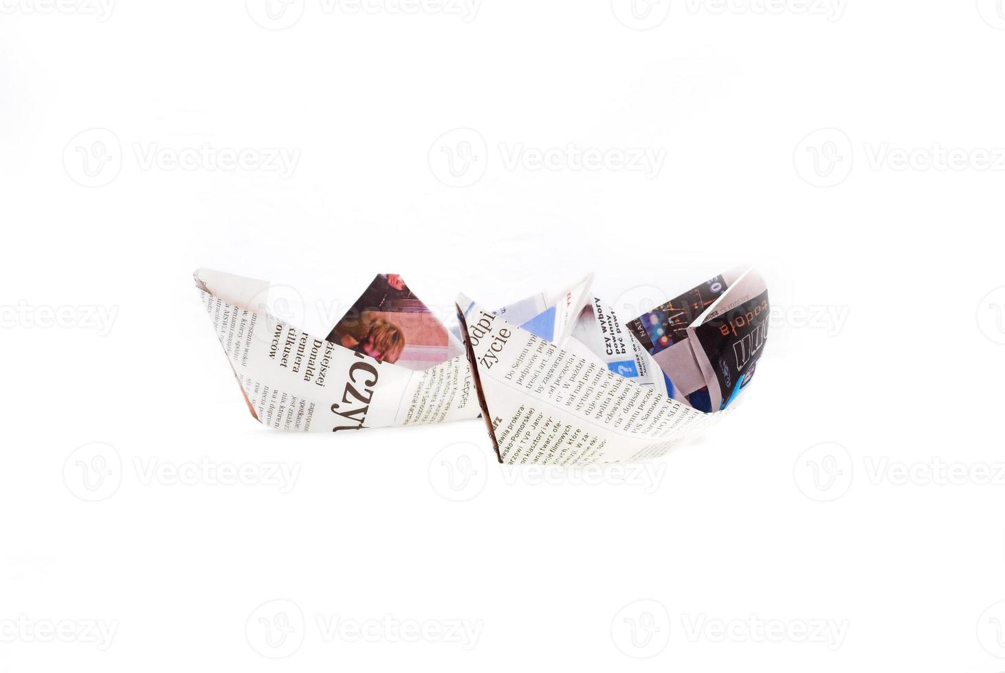 origami navio a partir de jornal em branco fundo foto