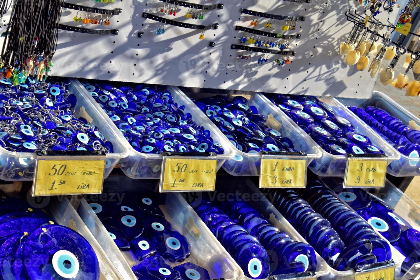 colorida azul branco Preto nazar profeta olho protetora amuleto dentro bazar dentro Peru fundo foto