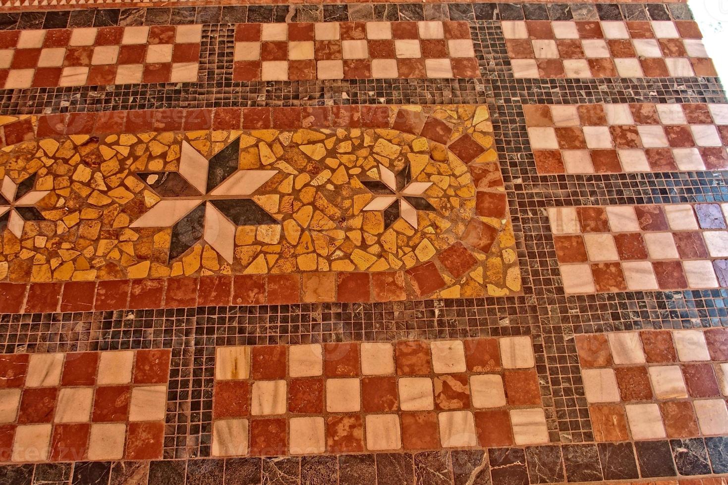 interessante original espanhol estilo mosaico chão dentro uma construção foto
