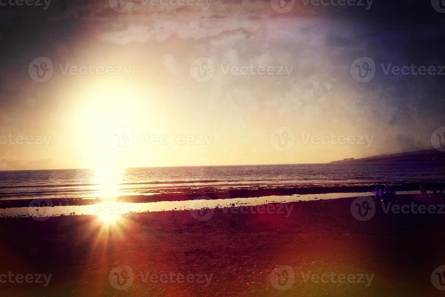 pitoresco oceano panorama com a configuração Sol dentro uma tropical país durante verão feriados foto