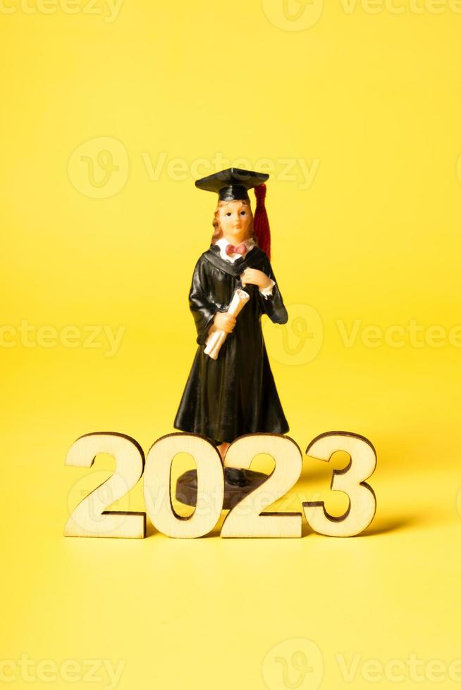 classe do 2023 conceito. de madeira número 2023 com graduado estatueta em cor fundo foto