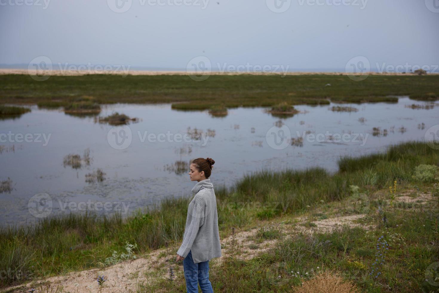 mulher dentro suéter ao ar livre nublado clima panorama foto