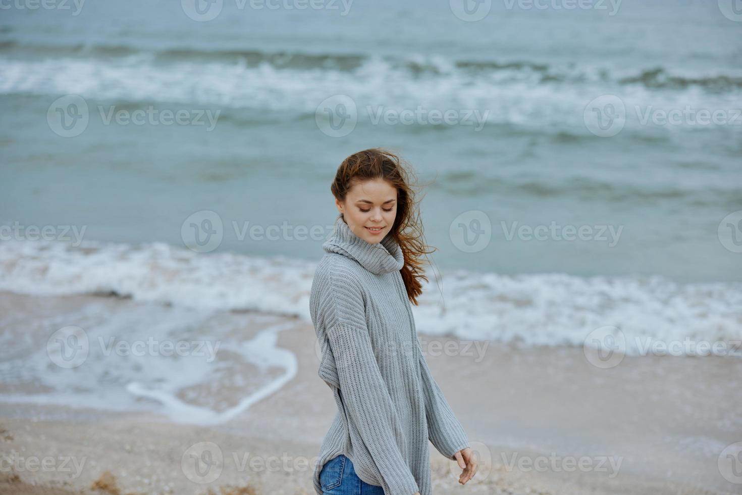 bonita mulher sozinho de a oceano nublado clima feliz fêmea relaxante foto