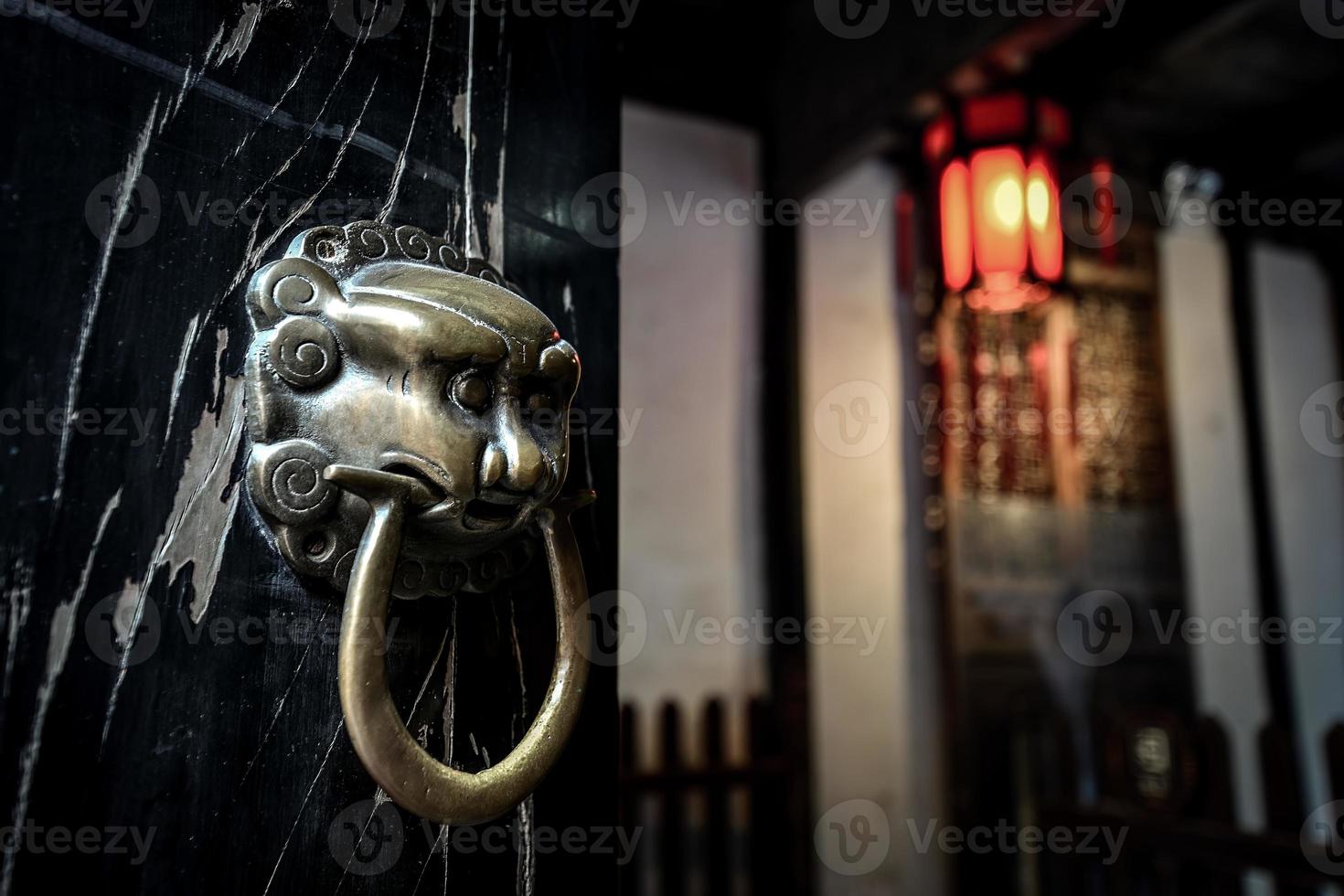 tradicional leão forma porta aldrava dentro velho casa dentro antigo chinês Cidade foto