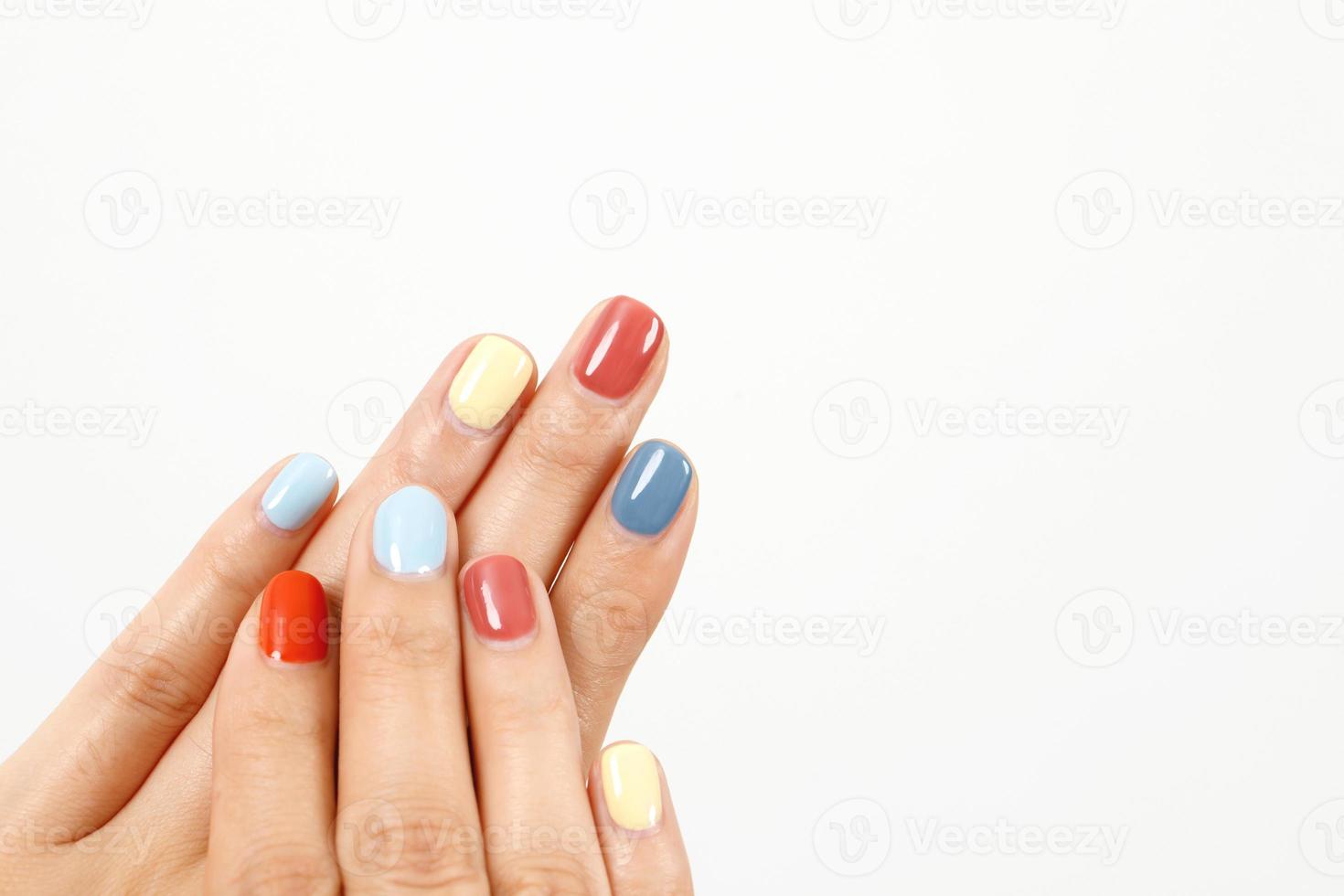 lindo fêmea mão pintura acrílico gel unhas. moda estilo. branco fundo. foto