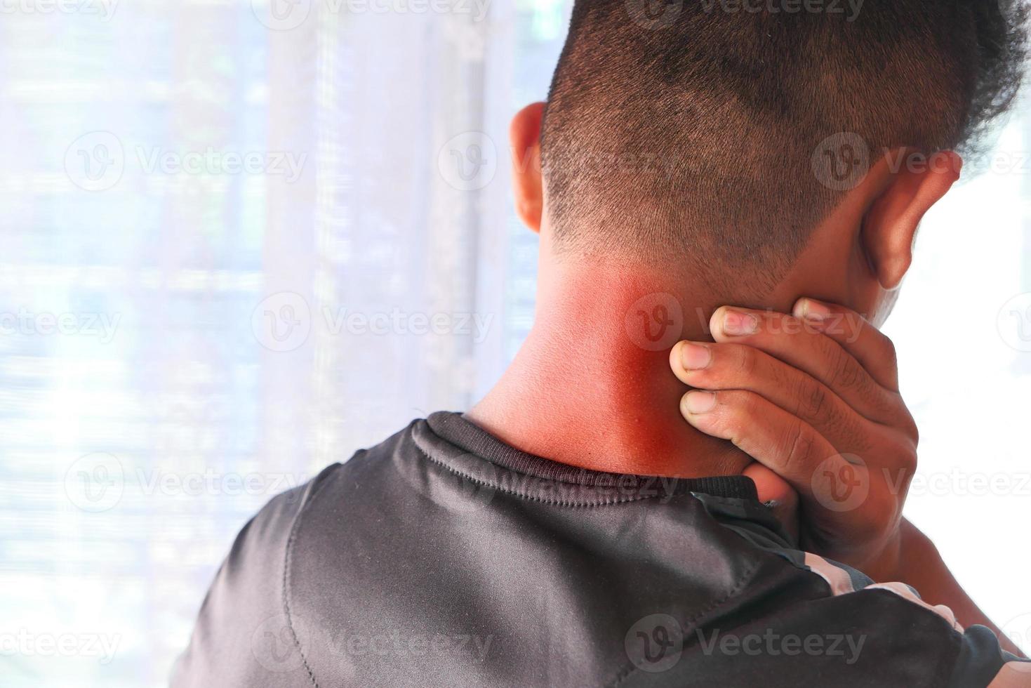 homem sofrendo de dores no pescoço em casa foto