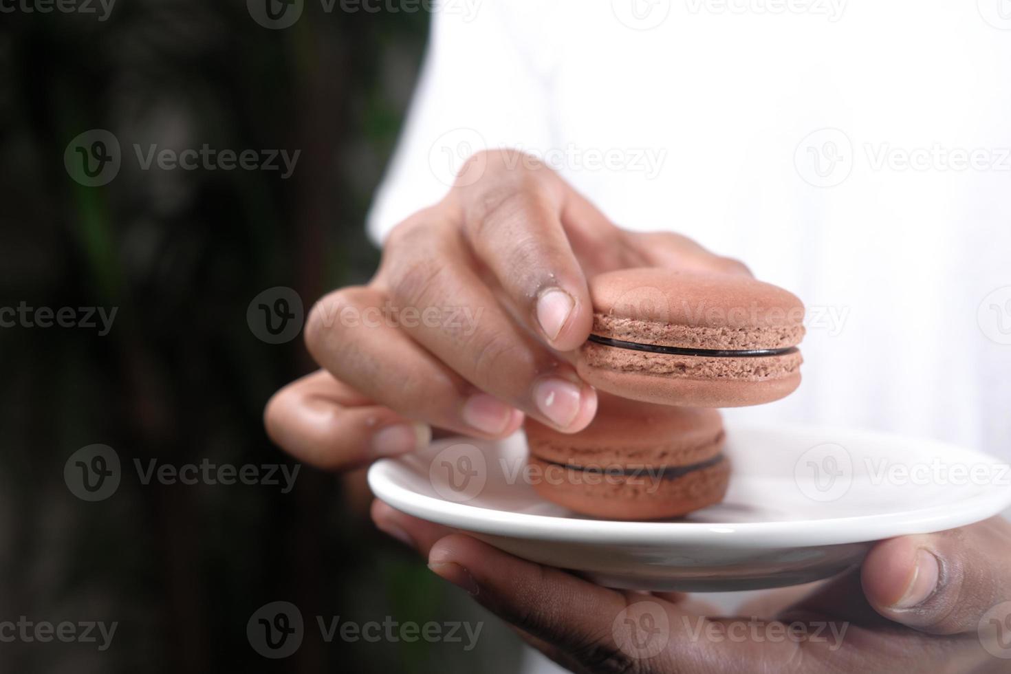 macaroons de chocolate em um prato branco foto