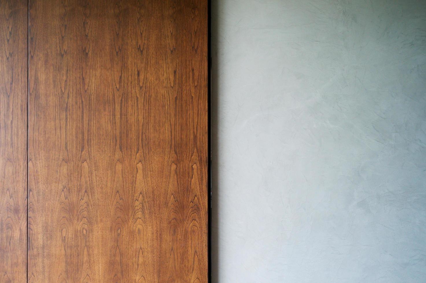 textura abstrata e fundo de porta deslizante de madeira e parede de cimento foto