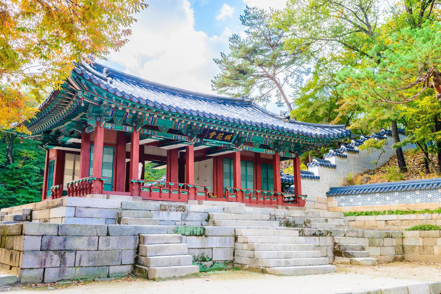 palácio de changdeokgung na cidade de seul, coreia do sul foto