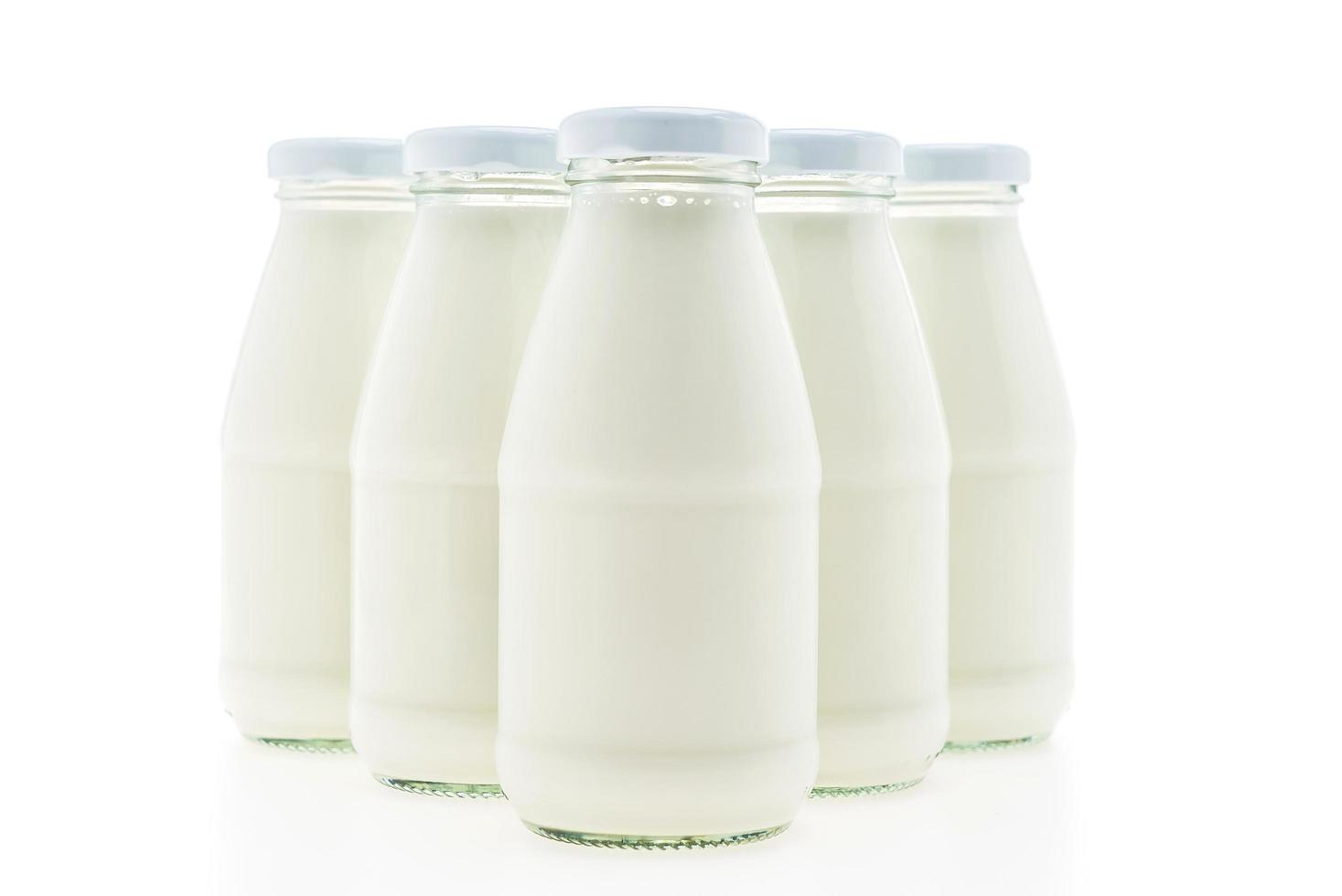 copo de garrafa de leite isolado no fundo branco foto