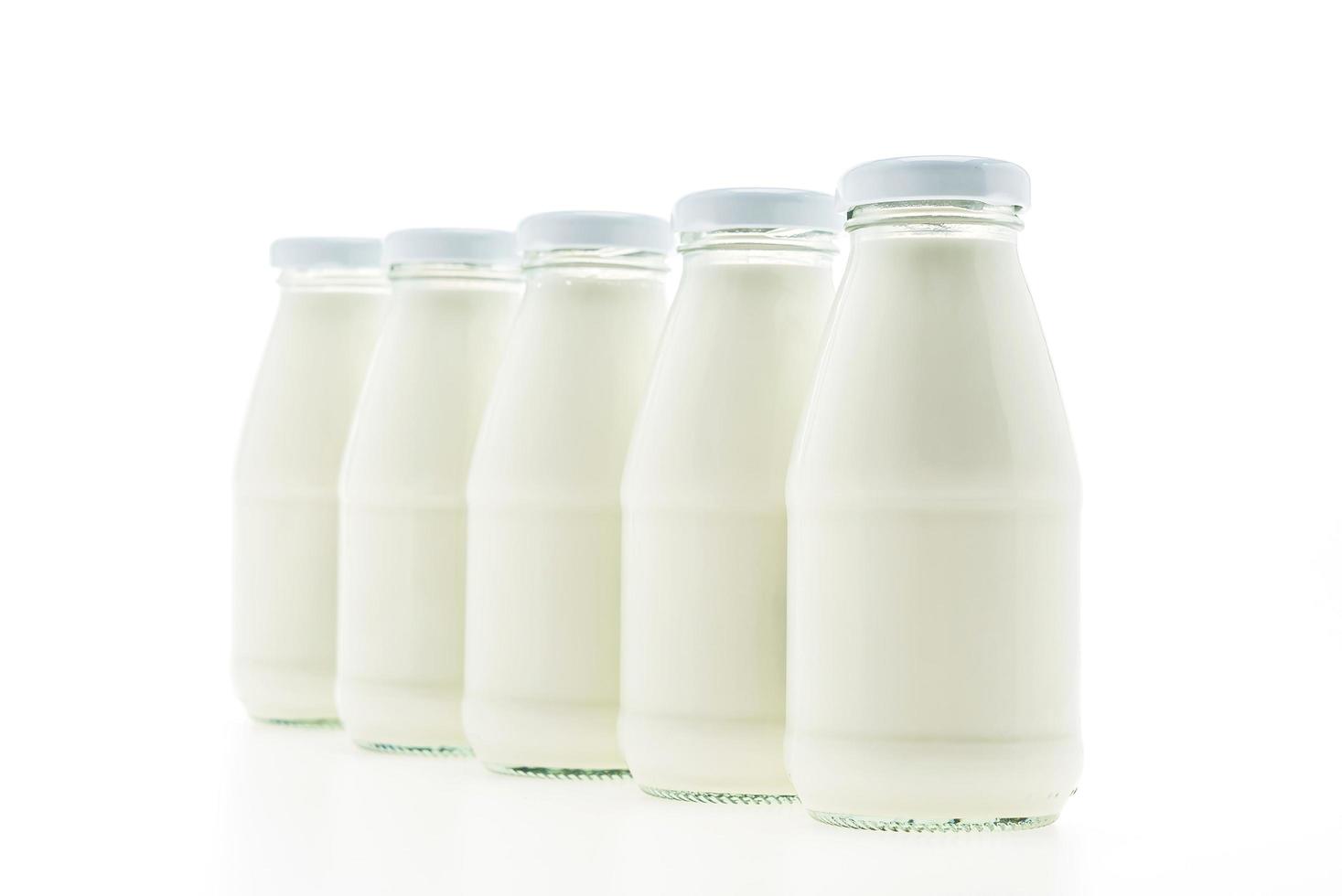 copo de garrafa de leite isolado no fundo branco foto