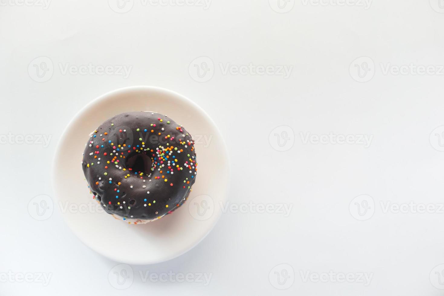 donuts de chocolate no prato com espaço de cópia foto