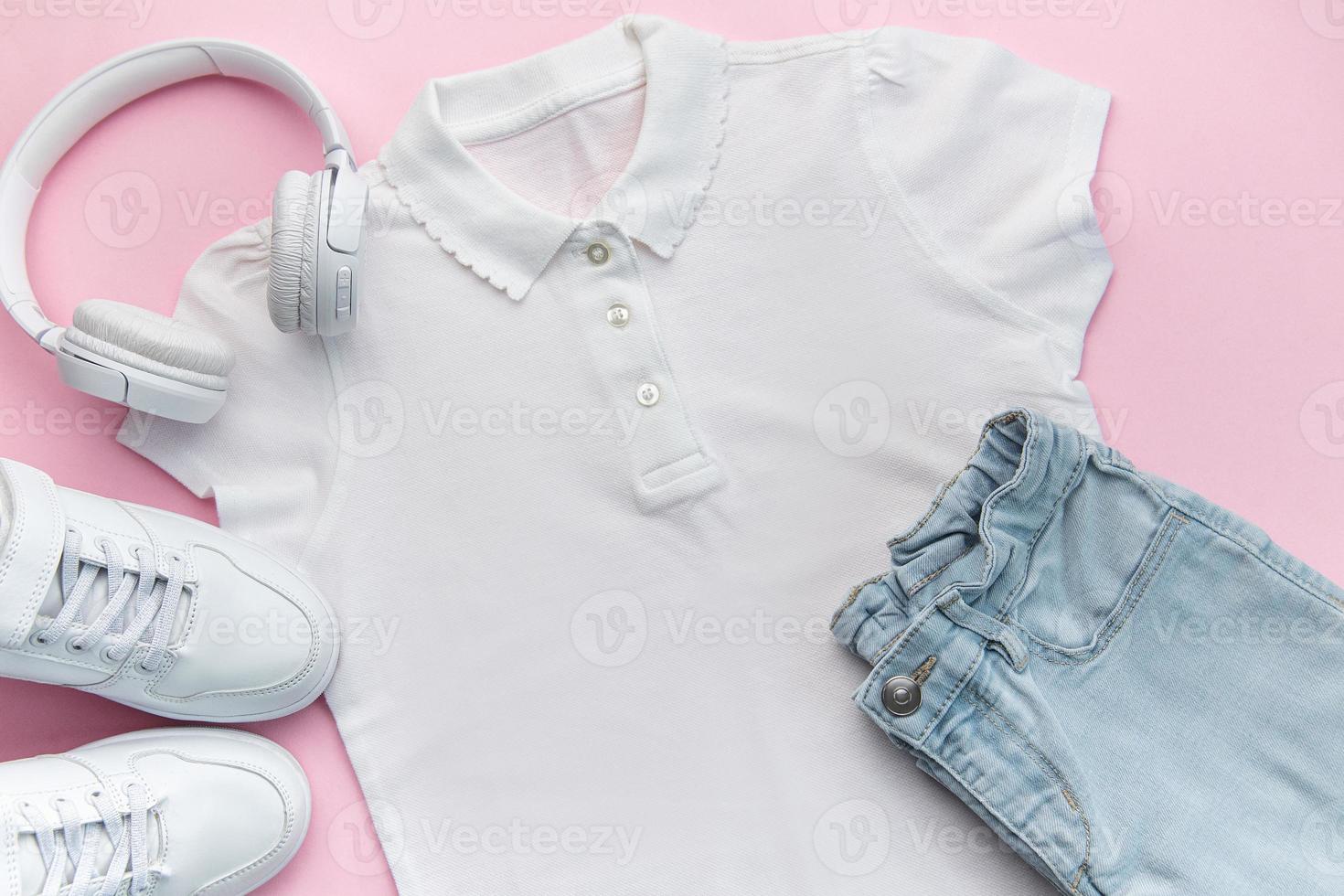 criança camiseta, sapatos e fones de ouvido em Rosa fundo foto